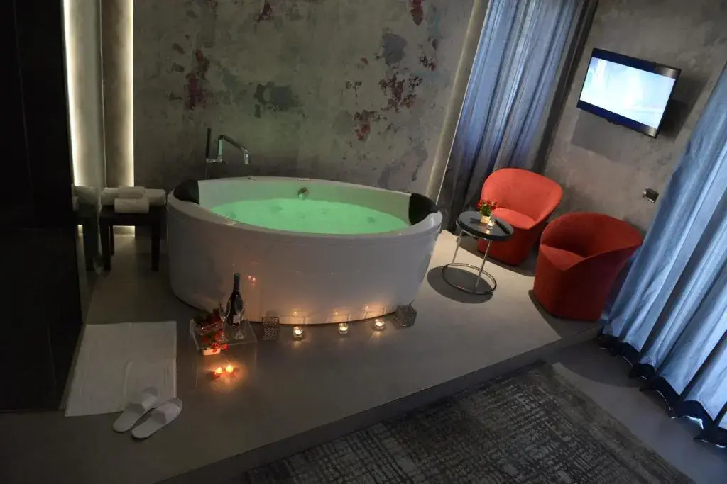 Suite28 (Adults Only)