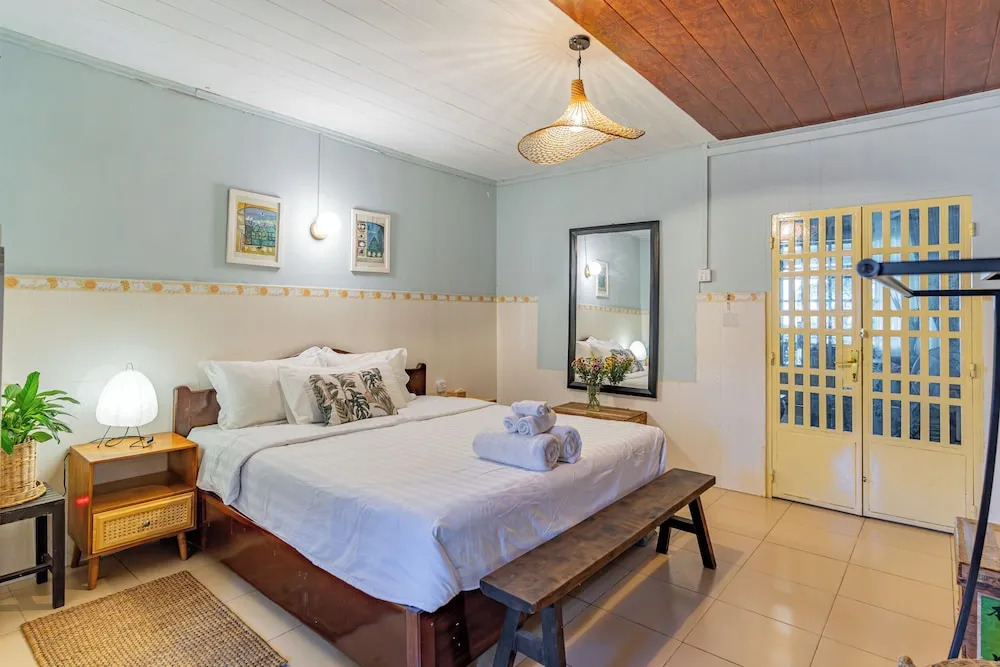 Cozy 1990s Khmer Style Flat in Heart of Tonle Bassac