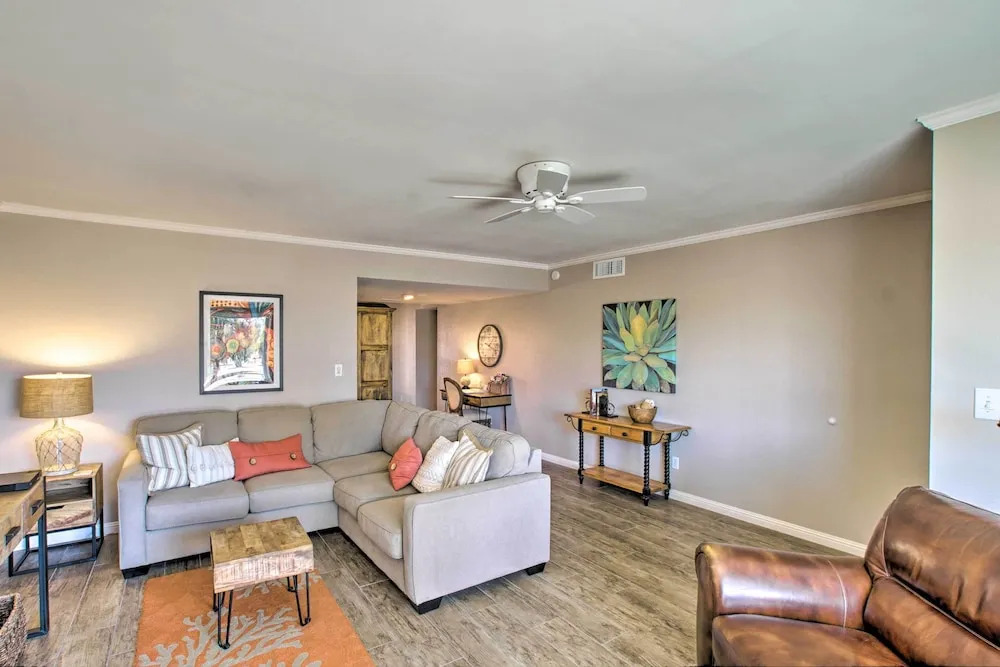 Walk to Trolley & Lake: Sunny Scottsdale Townhome