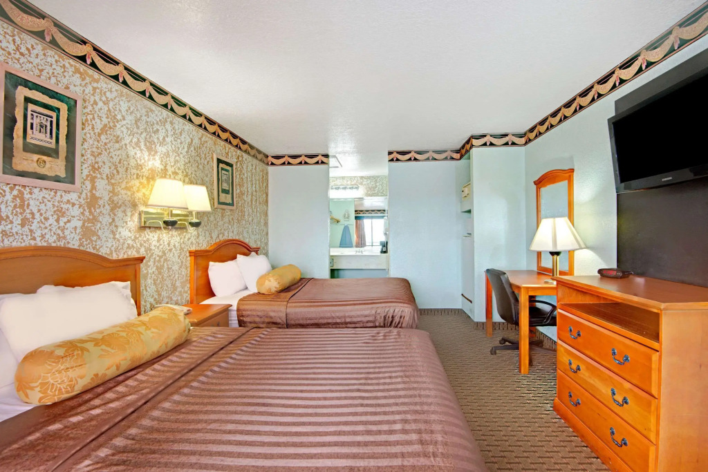 Econo Lodge Inn & Suites Near Lackland AFB
