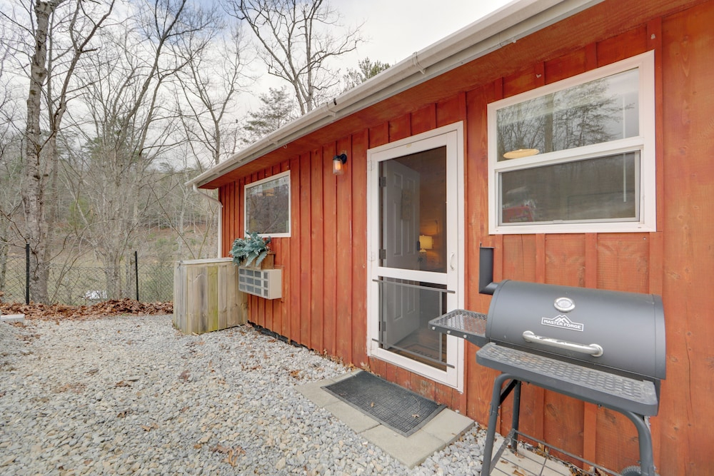Soaking Tub! Creekside Couples Haven in Cosby