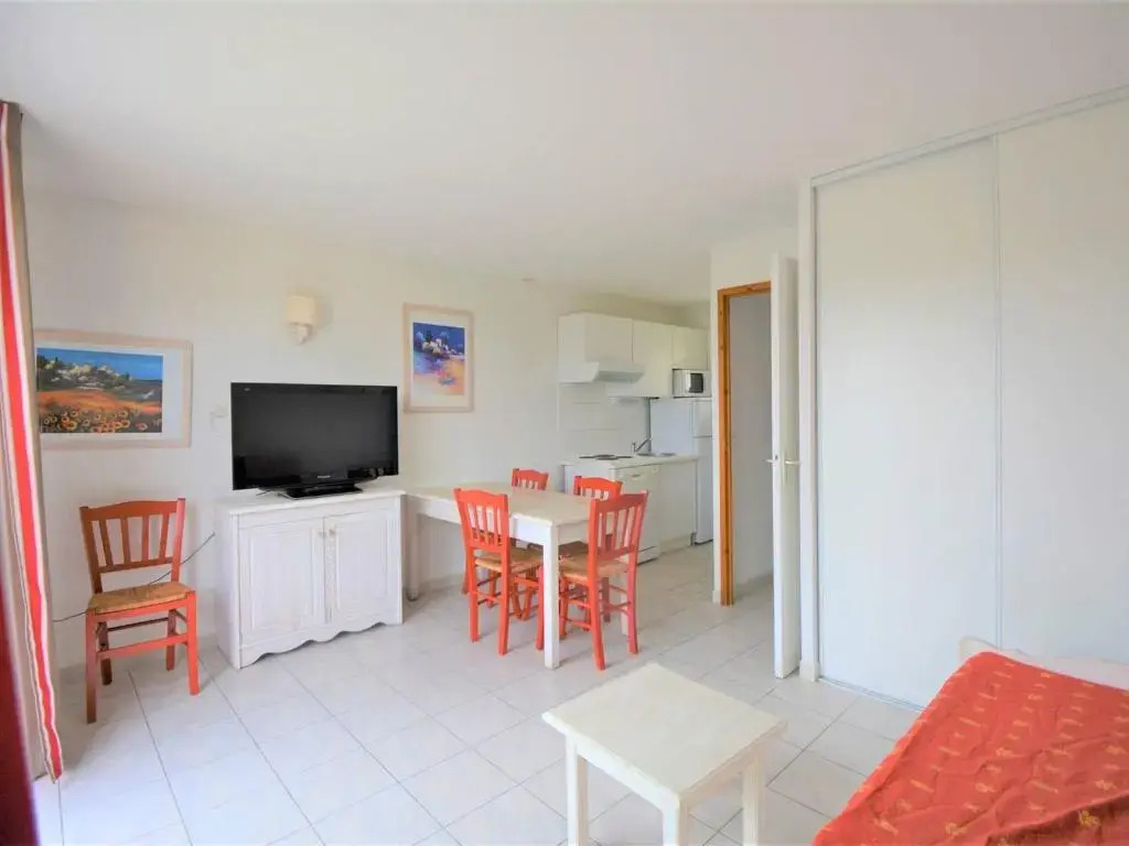 Maison Duplex avec Piscines à Salavas - 6 Personnes, Animaux Admis, Parking, Terrasse et WiFi - FR-1-382-136