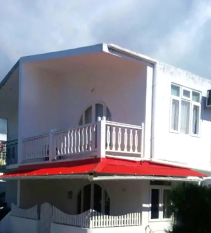 House With in Pereybere With Pool Access and Enclosed Gard