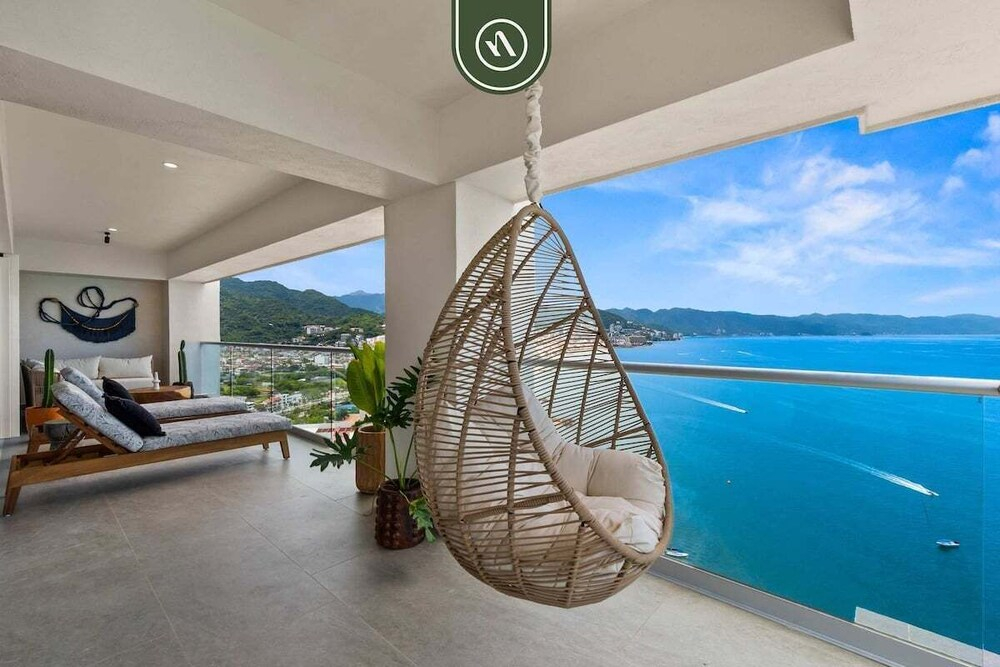 Luxury 4 BR Condo Amazing Views - Beach - Pools
