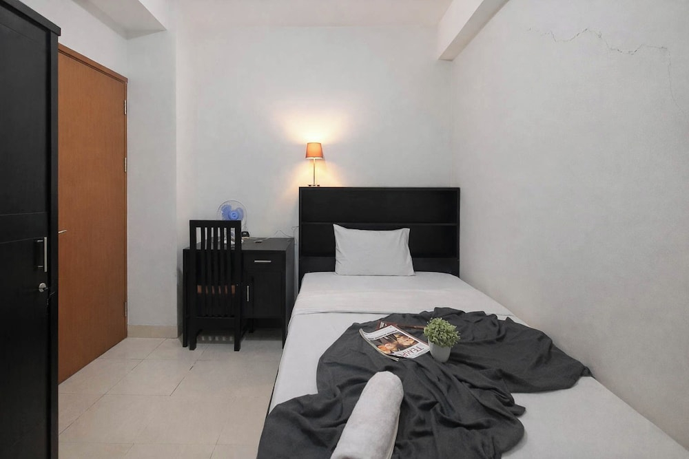 Homelike And Minimalist 2Br At Apartment Pinewood