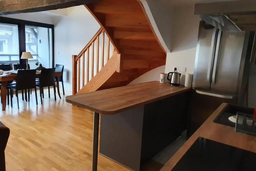 Appartement exceptionnel 4 étoiles hyper centre Albi 65 m2 au 4ème étage sans ascenseur avec une tour du 12ème siècle
