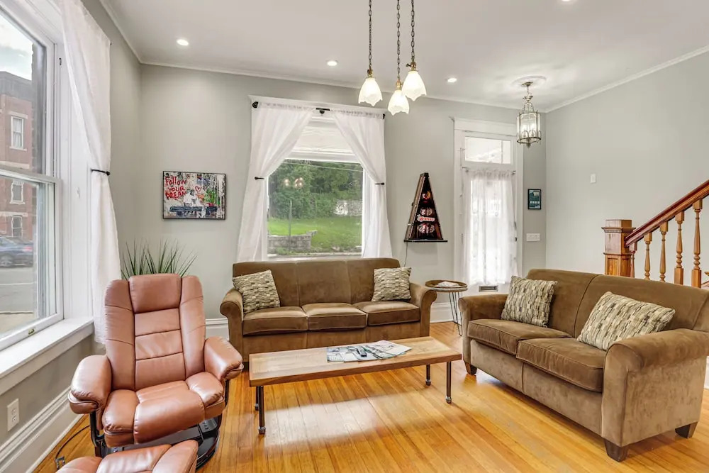 Walk Downtown: Inviting Historic Home in Dubuque!