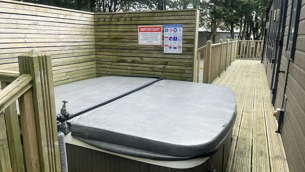Cosy 3-bed hot tub Lodge in Pr3