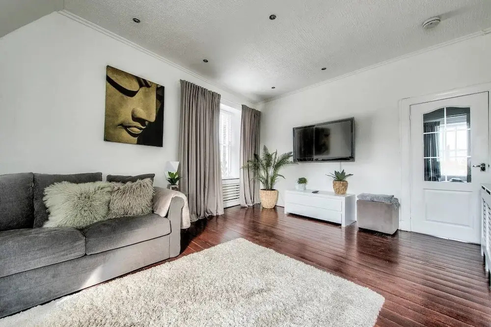 Modern 2BR Home on the Royal Mile!