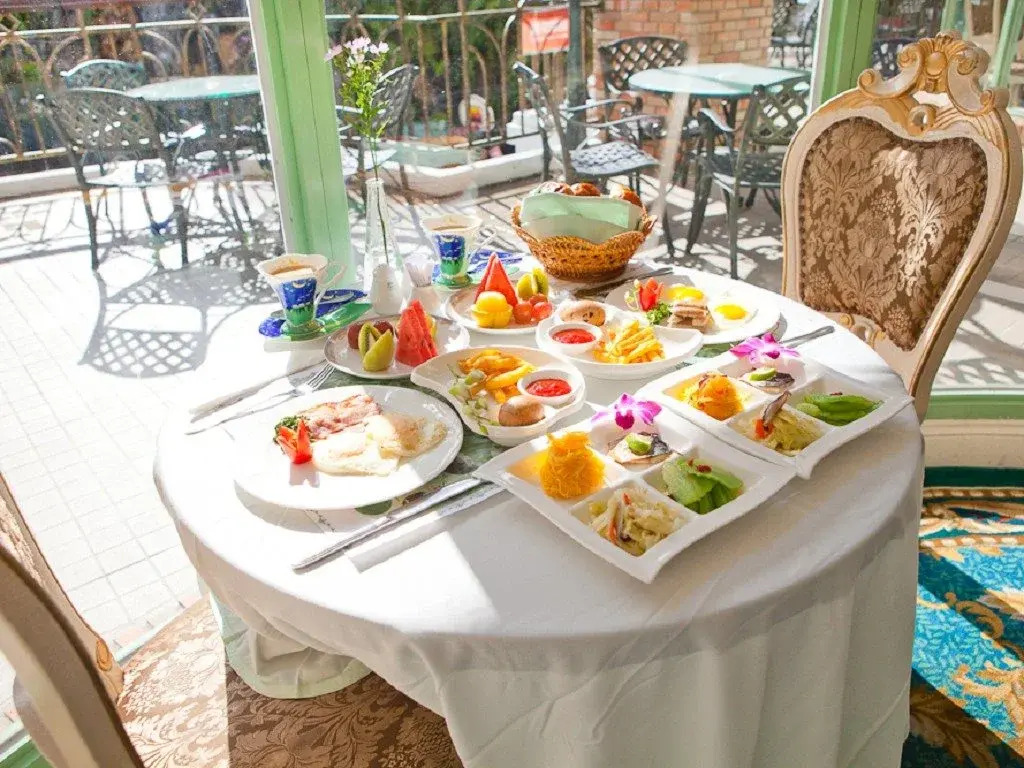 Le Midi Hotel Chitou