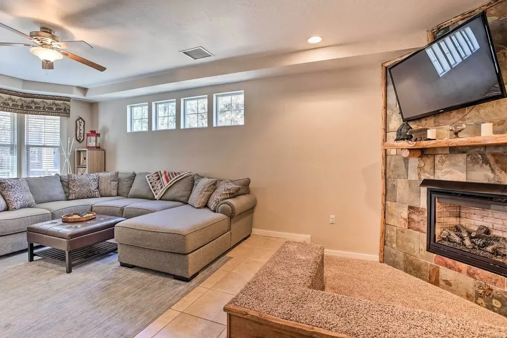 5 Mi to Big Bear Lake: Cozy Cottage w/ Hot Tub
