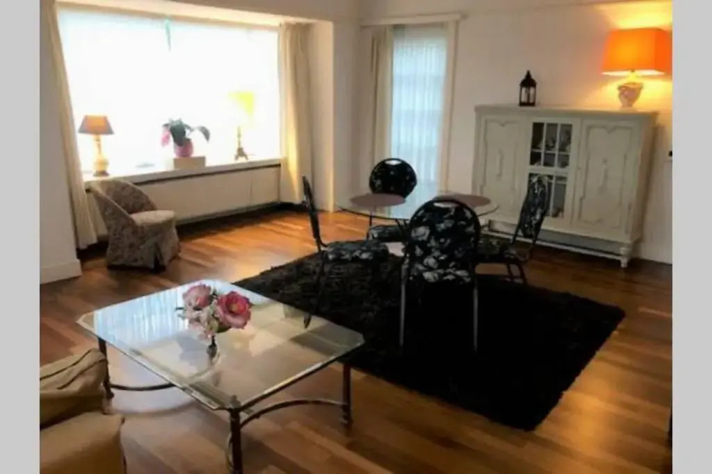Vrijstaande rietgedekte villa nabij uitvalswegen