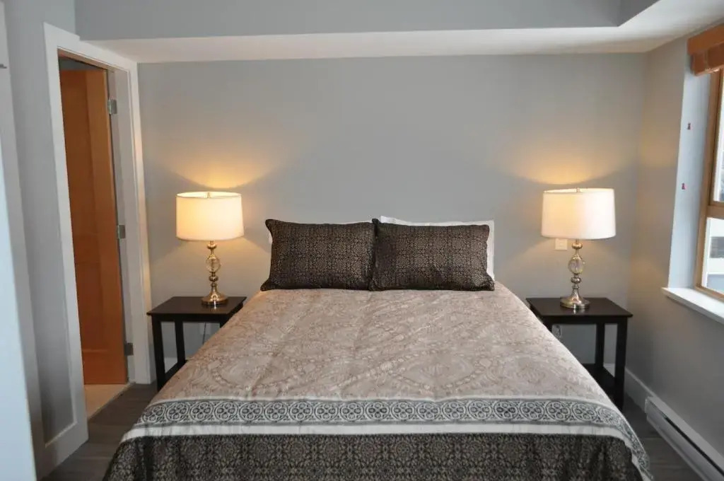 Tyndalstone Lodge 3 Bedroom in the Heart of Village North Whistler