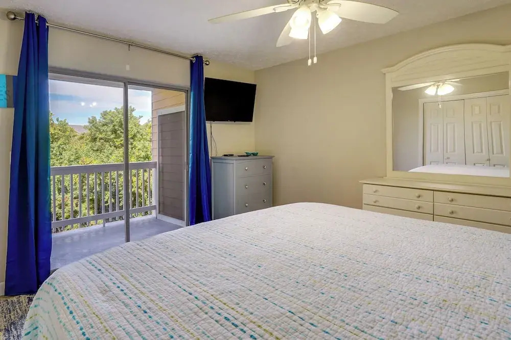 Charming PCB Condo w/ Balcony: Walk to Beach!