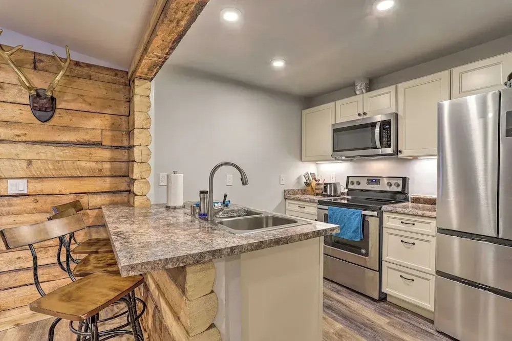 Rustic Anchorage Hideaway: Walk to Coastal Trail!