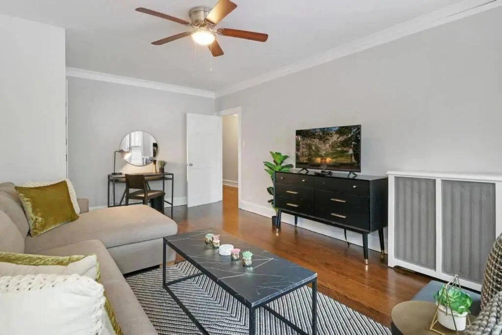 Quiet Spacious 2BR Apt walk to Train, near Shops