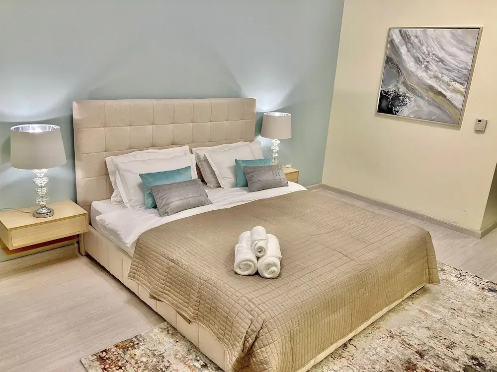 Whitesage - Lakefront Apartment Amidst Parks With Lake Access