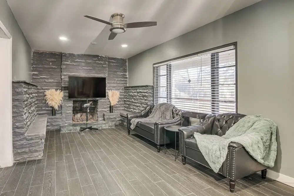 1 Mi to Graceland: Quiet Home w/ Private Yard