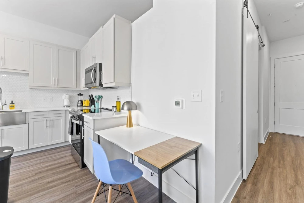 Boho Soco 1BR Queen Suite w Gympickleballlaundry