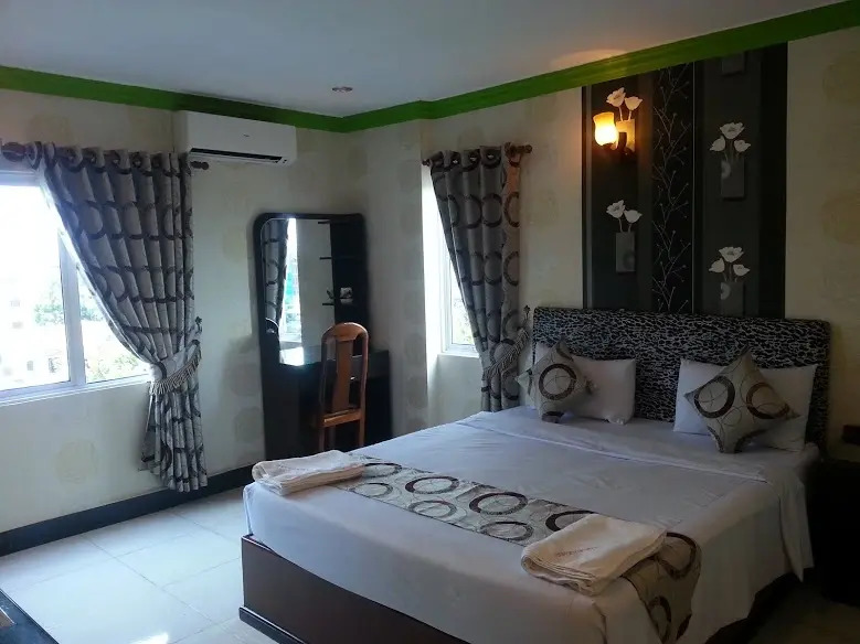 New Castle Hotel 2
