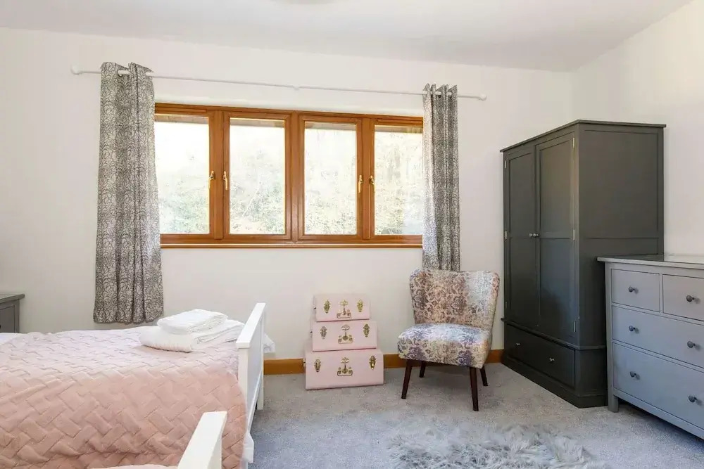 Serene Riverside 6BR Luxury Retreat in Curdridge