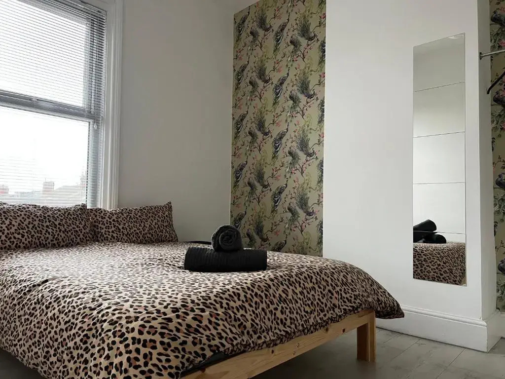 Safari Apartment, Free Parking, 10Min Walk To Blackpool tower, sleeps 12