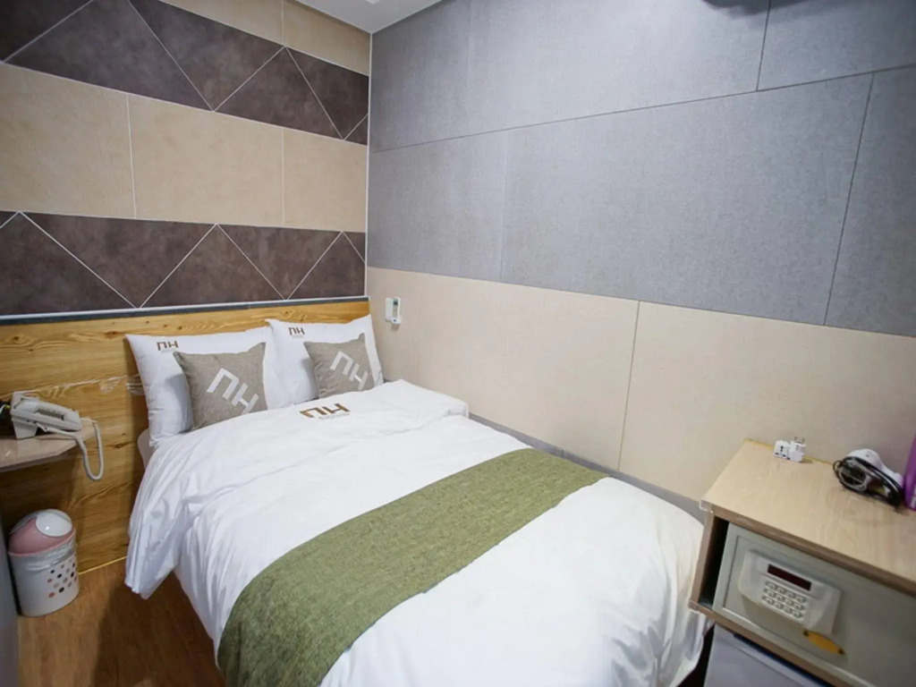 D.H Sinchon Guesthouse