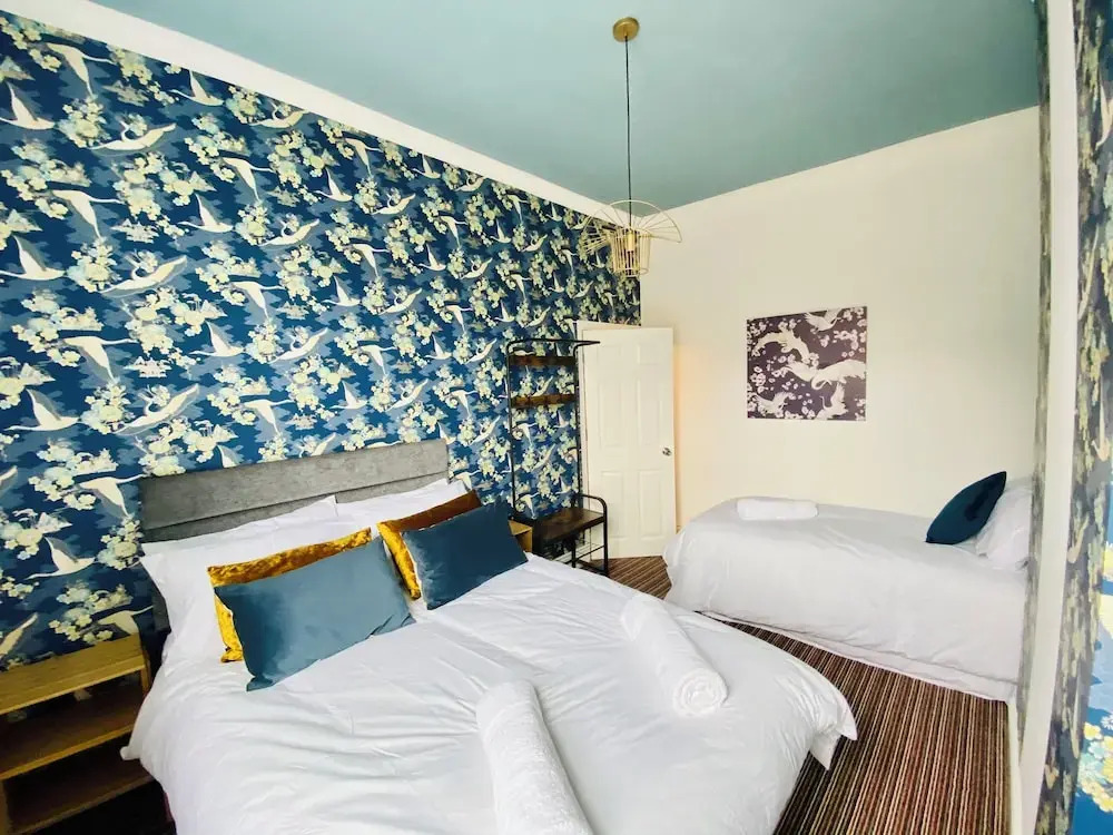Blackpool - 4 Beds - Sleeps 10 - Pet Friendly