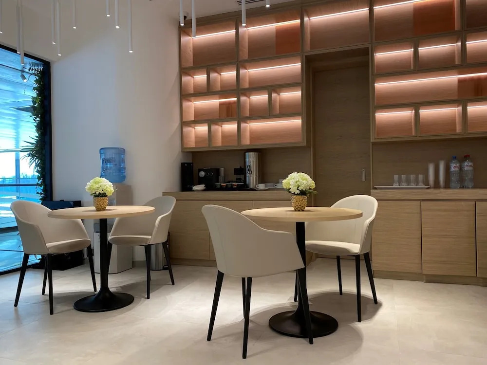 Зал сна и отдыха Sleep Lounge, Терминал D — хостел