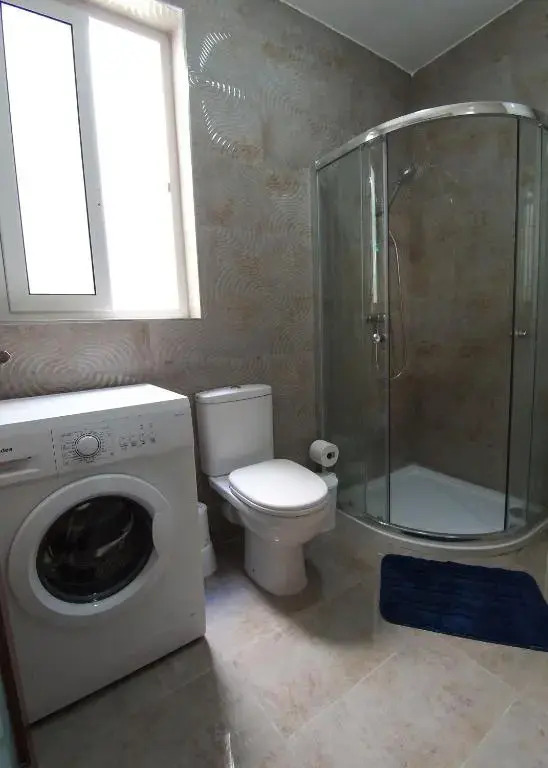 F10-3 Room 2 single beds shared bathroom in shared Flat