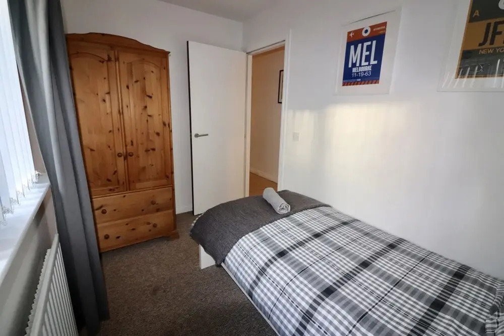 Sleeps 4 only 5 min by taxi