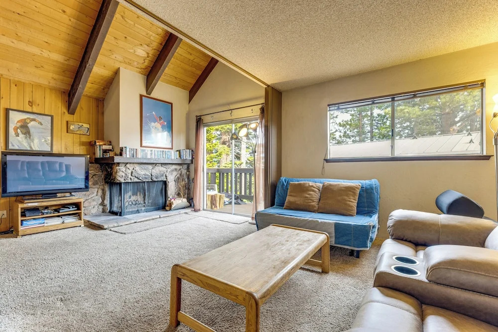 Mammoth Lakes Condo w/ Fireplace & Mountain Views