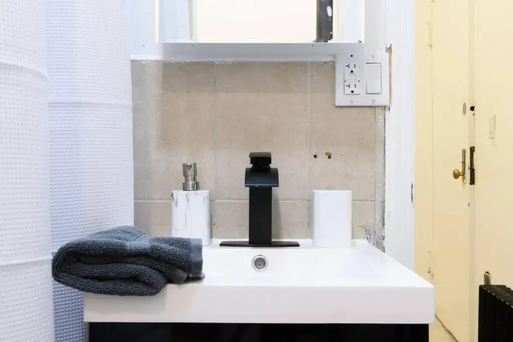 454-3w Prime Location 2BR Newly Furnished Sleeps 5