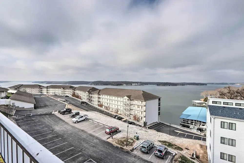 1 Mi to Dining! Lakeside Group Getaway in Ozarks