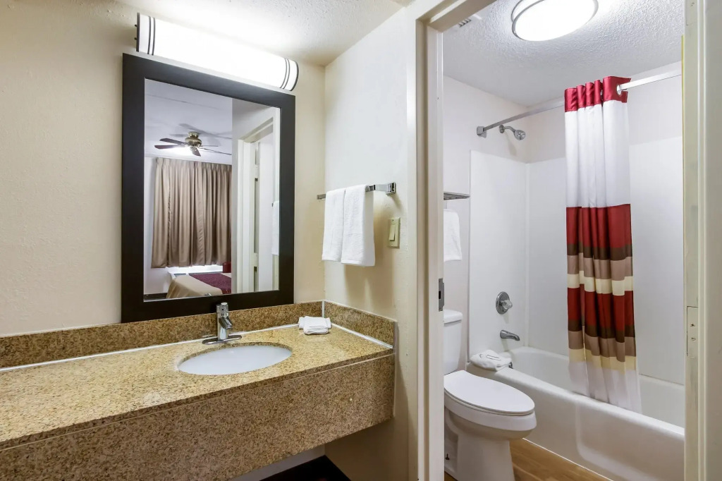 Red Roof Inn & Suites
