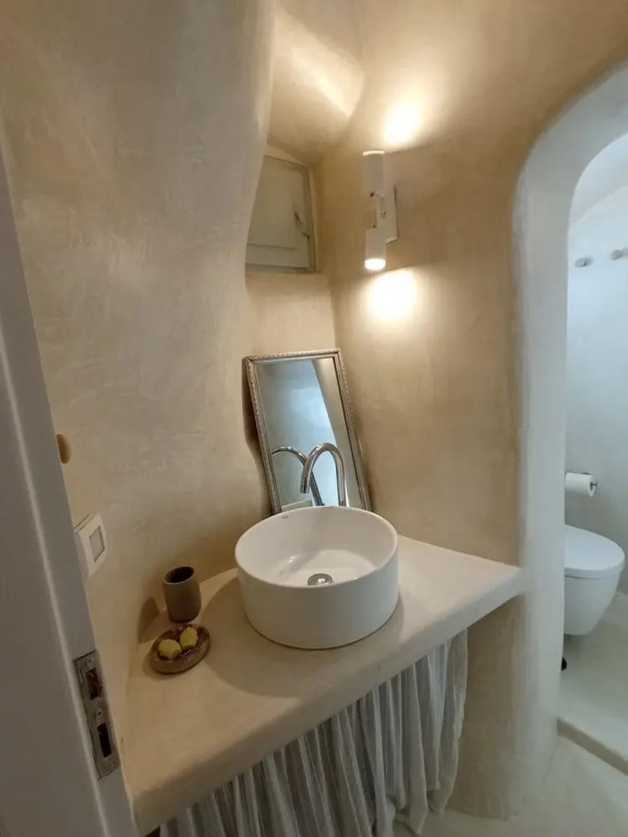 Sisyphus House in Santorini