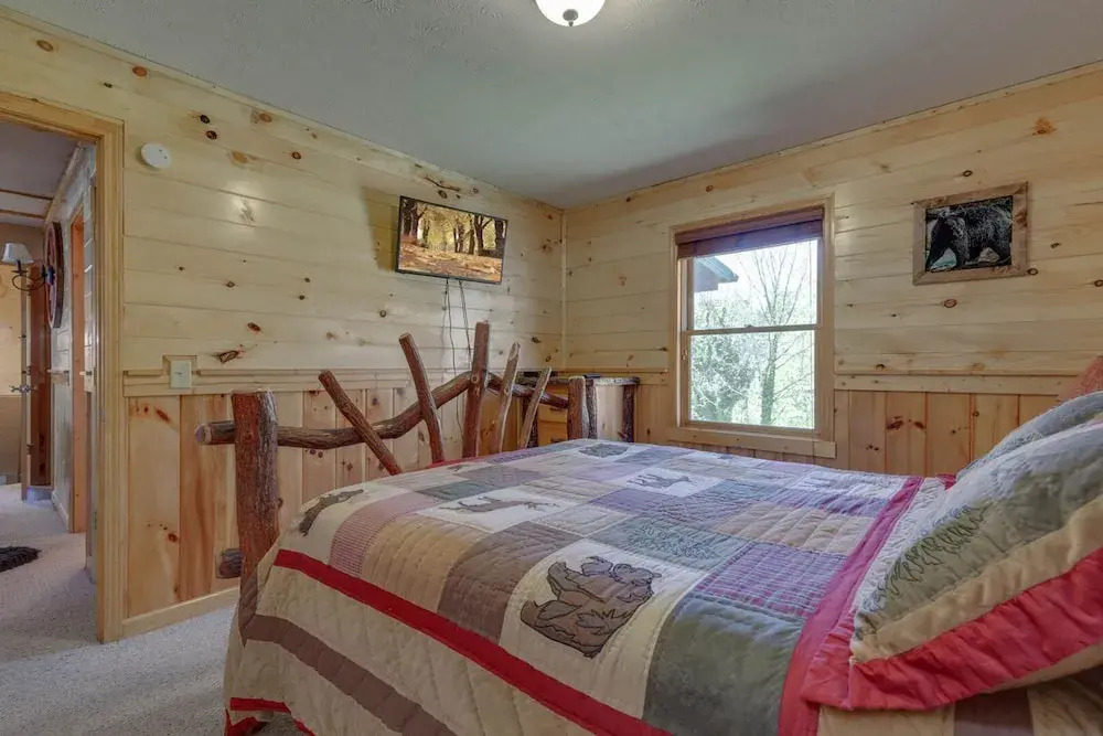 Downtown Getaway by Heritage Cabin Rentals