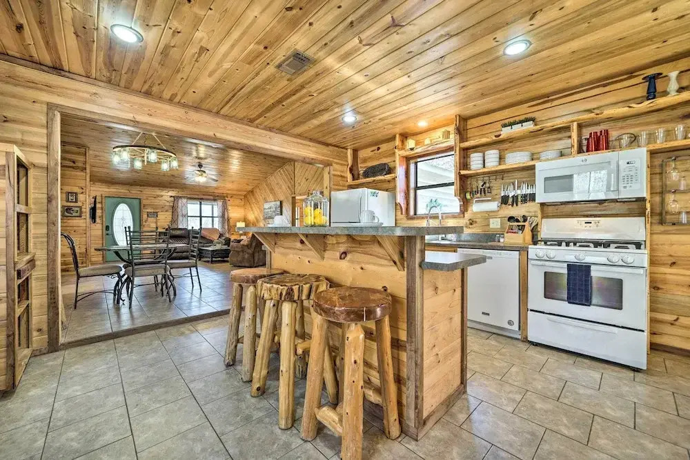 Broken Bow Getaway: Hot Tub, Grill & Fire Pit