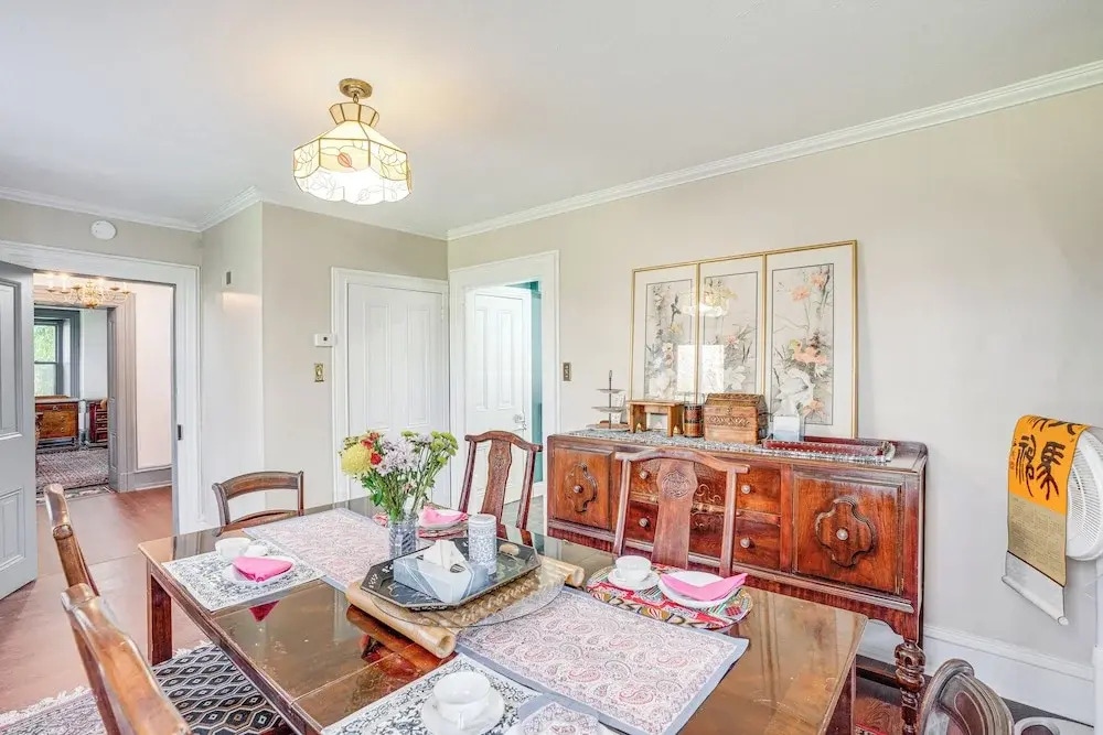 Experience a 17th-century Spring Manor