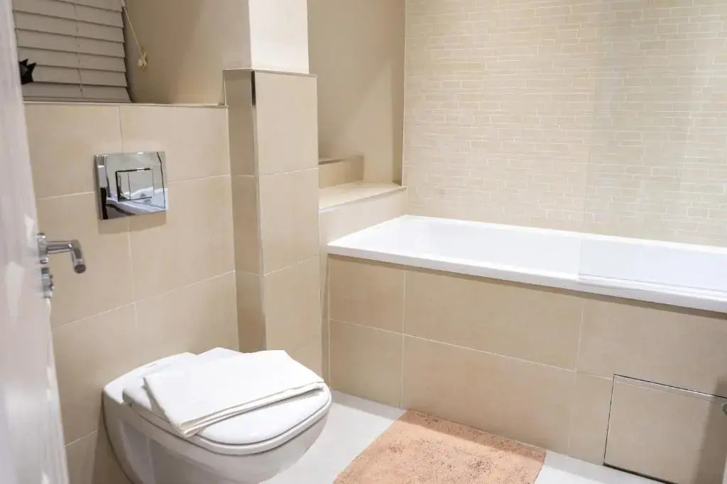 Stylish 2 Bed Apartment, Stunning City Centre Location, with FREE Secure, Gated Parking On-Site & Private WiFi, with Private Entrance & Courtyard Garden & Highly Rated