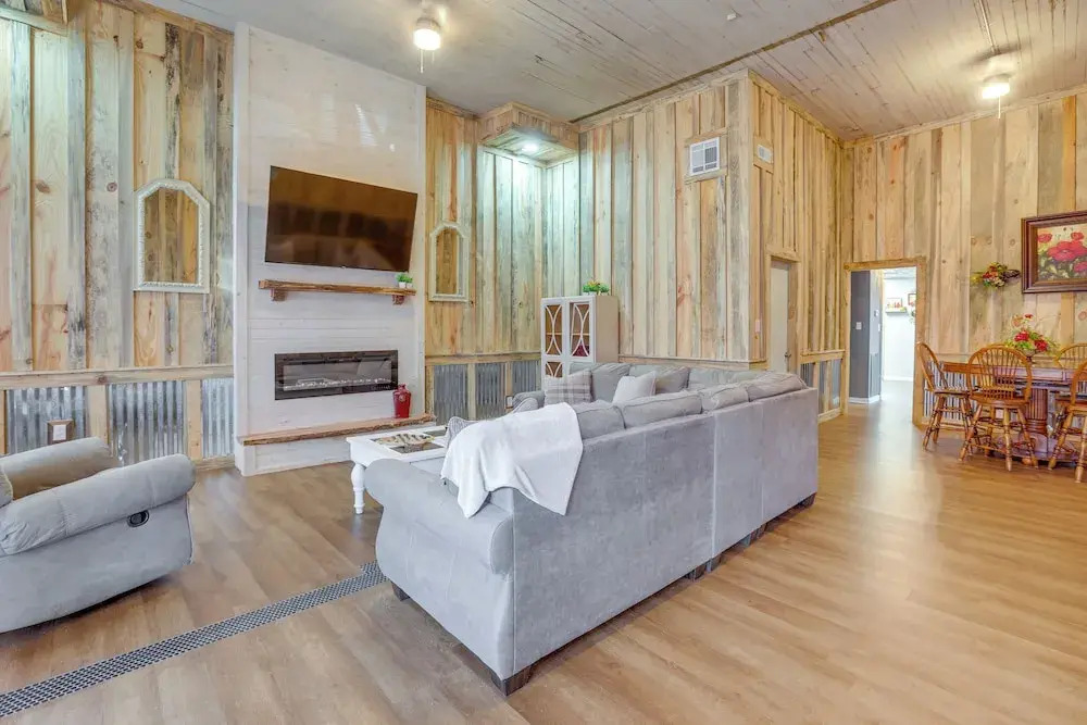 Downtown Lineville Vacation Rental ~ 10 Mi to Lake