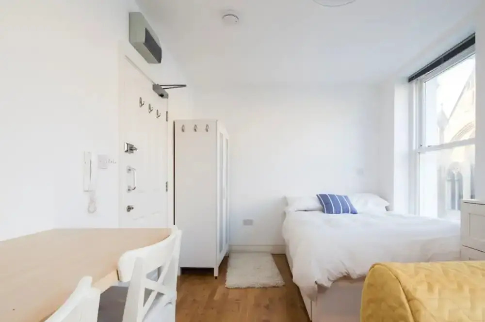 Bright Ensuite Studio Apartment in West Kensington