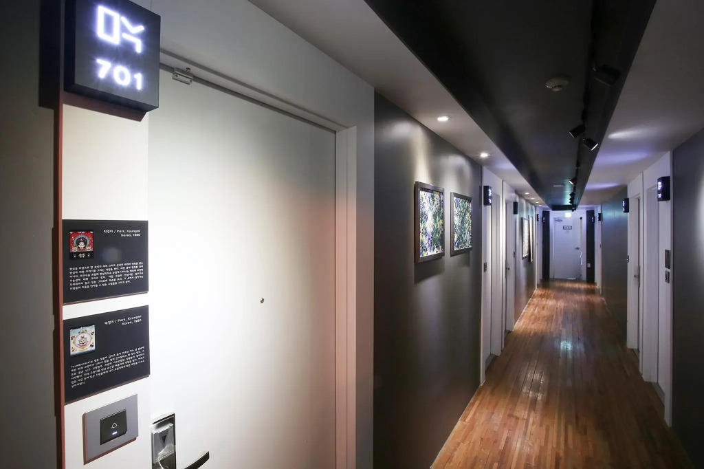 KOTEL YAJA sadang art gallery