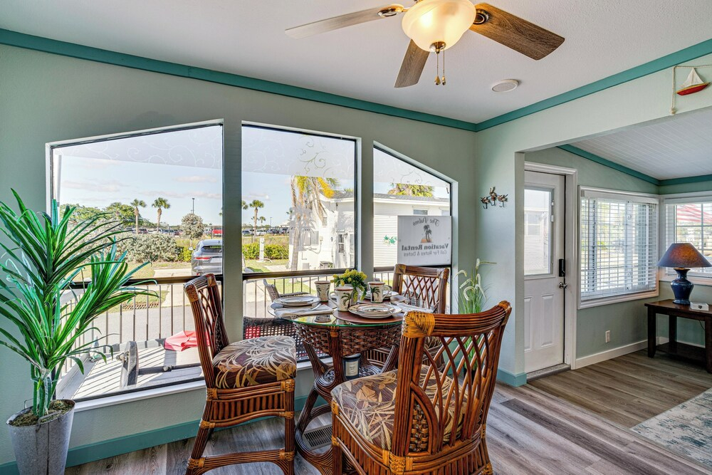 Deck & Resort Perks: Home 3 Mi to Fort Myers Beach