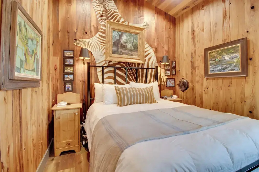 Walk to White River: Cozy Escape w/ Screened Porch