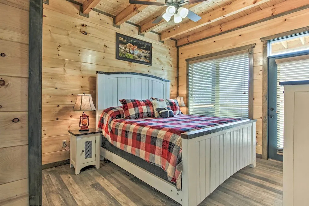 Smoky Mountain Hideaway w/ Hot Tub, Deck & Views!