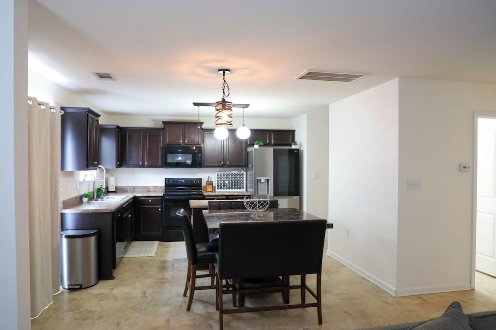 Modern 4 Bedroom Home Near Uptown