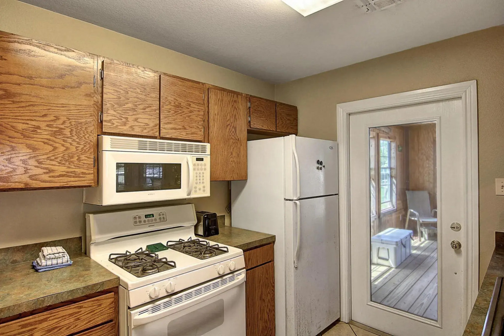 Fantasy Oaks Lodge 4 Bedroom Home by RedAwning