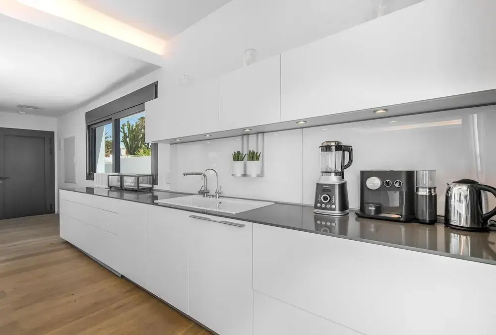 Villa first line beach, 6 bedrooms, private pool, Costabella, Marbella