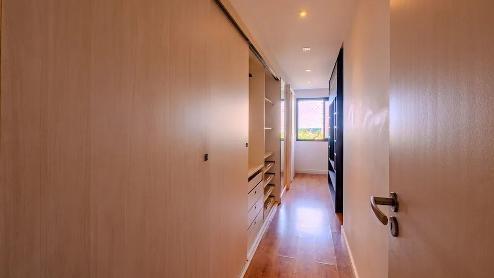 Apto com 3 su tes Piscina e Sauna a 450m da Praia